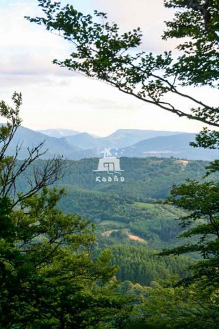Vista del valle de Basaburua desde el monte Seambe, con vista al fonde del monte Saioa