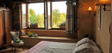 Habitación Ura en Navarra con diseño acogedor y luz natural.