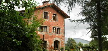 vista fachada Sur de la casa rural kaaño etxea, desde el bosque
