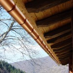 Vista Begañe y tejado con canalón de cobre de casa rural ecológica Kaaño etxea.