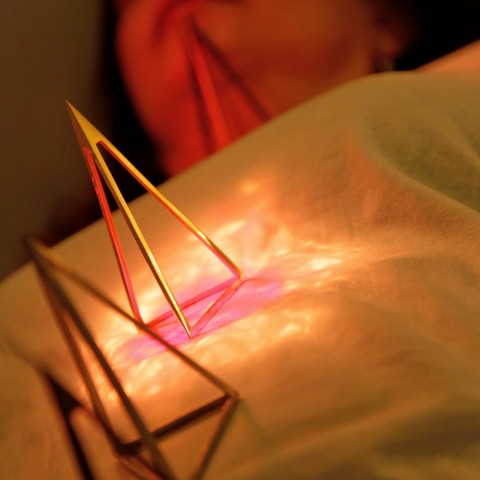 Casa Rural Ecológica Kaaño Etxea – Pirámides CROMOSANACIÓN con el método Melqur, aplicación de luz, color, formas : pirámides, gemas, imposición manos...