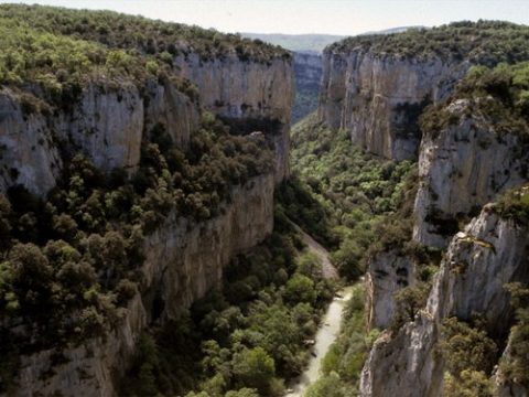 Qr-teando nuestros monumentos, es una iniciativa digna de ser expandida y copiada por doquier, desarrollada por 14 ikastolas de Navarra, en la que se editan fichas y guías de 75 enclaves cada uno con su código qr