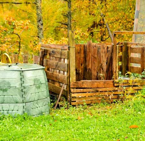 casa rural ecológica Kaaño etxea- composteros El compostaje cotidiano consiste en recoger la materia orgánica disponible y transformarla en abono natural, en compost. Compostando la vida en humus en cada decisión. Creando y acumulando capas de vida, como en el interior de nosotras mismas.