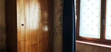 armario en la habitación SUA dónde dormir en Navarra.