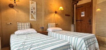 Habitación Ura en Navarra con una cama amplia y cómoda.