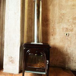 Chimenea en la habitación SUA dónde dormir en Navarra.