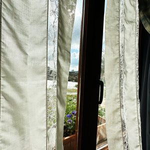 Espacio sereno en la habitación Ura en Navarra con decoración natural.
