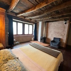 Cama confortable en la habitación SUA dónde dormir en Navarra.