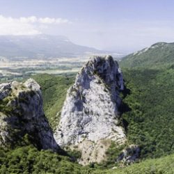 2 hermanas y Sakana desde balcón buitres Irurtzun