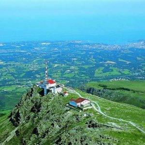 casa rural ecológica Kaaño etxea- Vista aérea del monte La Rhune con San Juan de Luz en la costa francesa