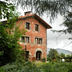 vista fachada Sur de la casa rural kaaño etxea, desde el bosque